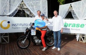 Michael Gail, Quedison Silva e Wagner Martins com a moto