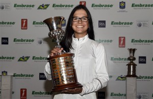 Lauren Grinberg com trofeu 800