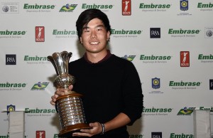Pedro Nagayama com trofeu 800