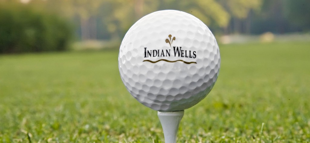 Bola no tee com logo IW