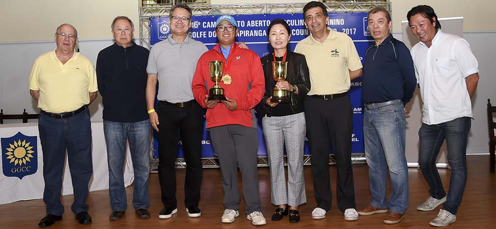 Os campeoes Matheus Park e Raquel Shin com Enerzio Lossano, Eduardo Yoshida, Myung Kyu Kim, Tang Wen, Antonio Carlos Padula e Francisco Jo 1010