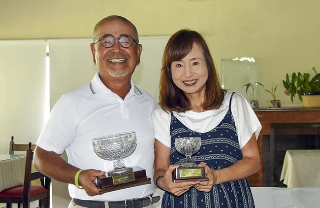 Hideaki e Yoko Iijima com seus trofeus 650
