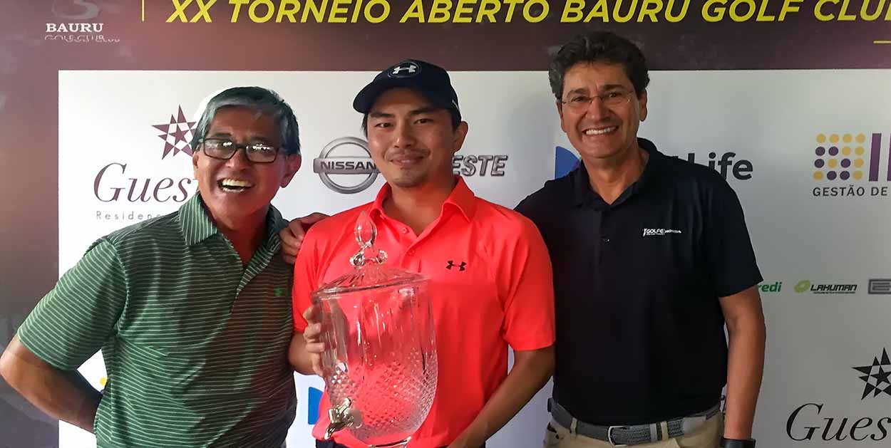 Milton Yoshiura, presidente do Bauru Golf Clube, e Ademir Mazon, presidente da FPG premiam Armando Yoshiura