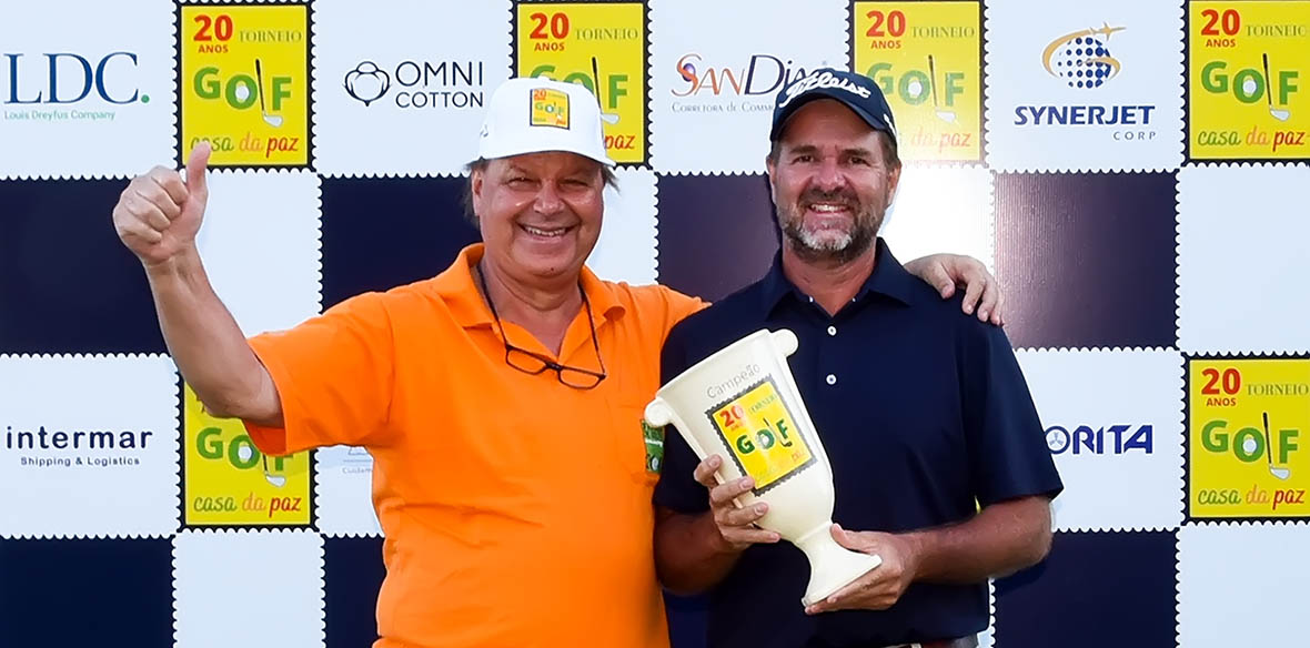  Antônio Esteve premia Rafa Barcellos na maior competição profissional e beneficente de golfe do Brasil. Fotos: Thais Pastor/F2 Assessoria