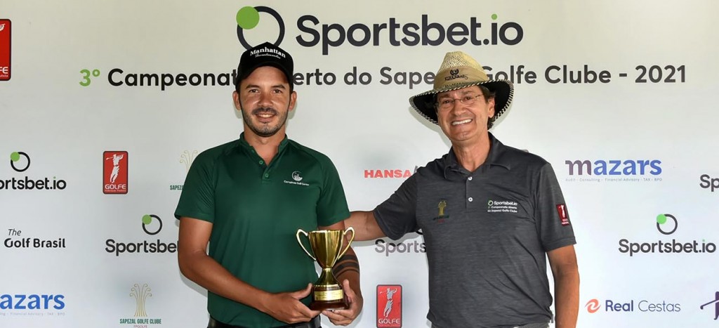 Fernando Silva recebe o trofeu de campeão de Ademir Mazon 1280