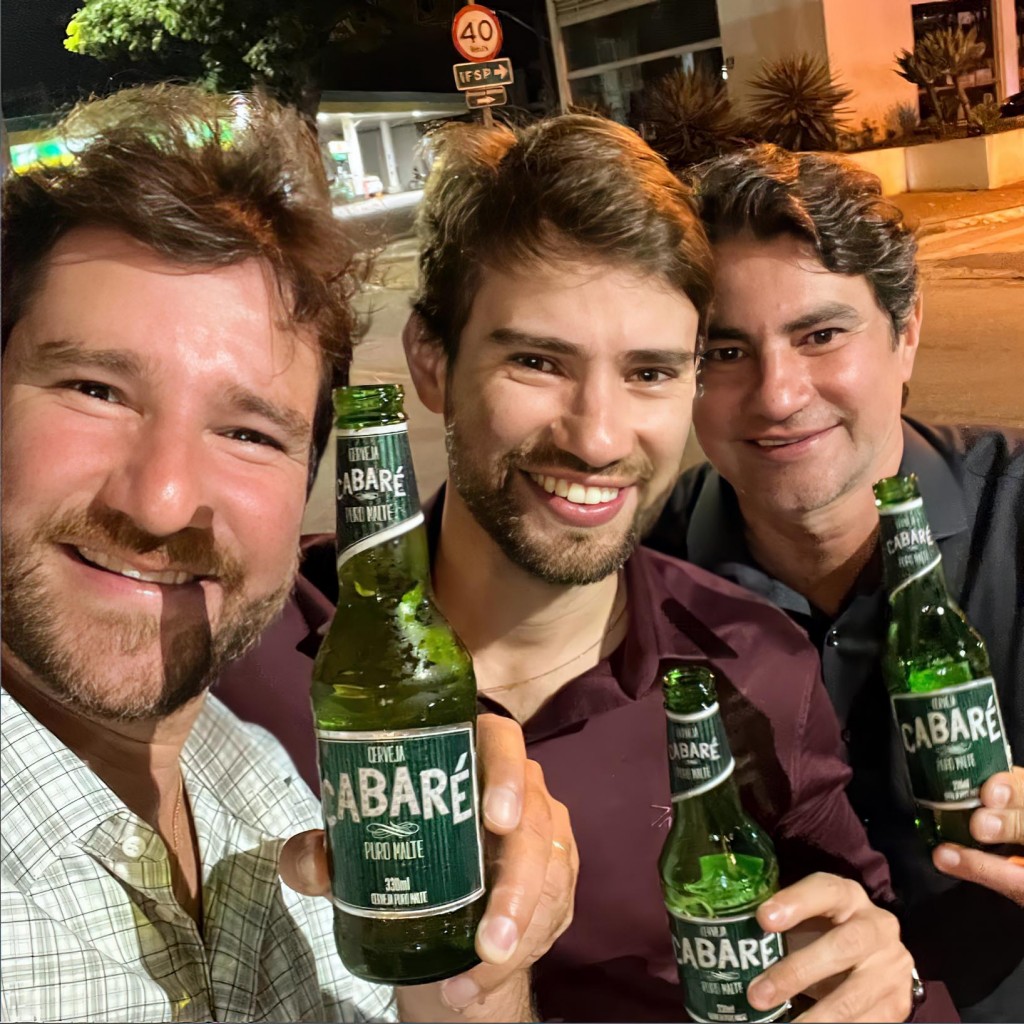 Giovanni, Breno e Bruno Tapparo com a cerveja puro malte Cabare