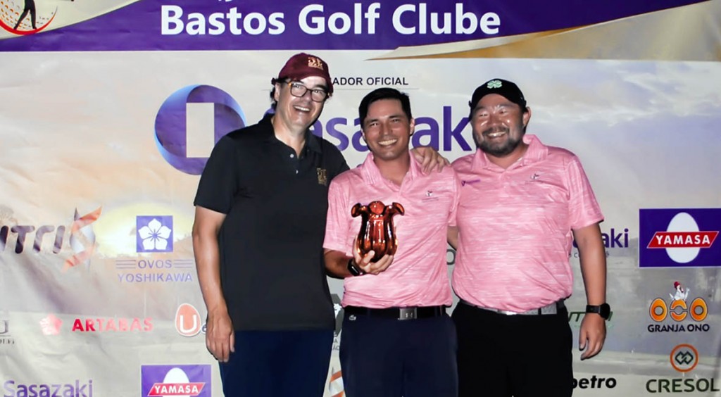 Flavio Maschietto e Diogo Uemura entregam o prêmio de campeão a Leo Yoshikawa