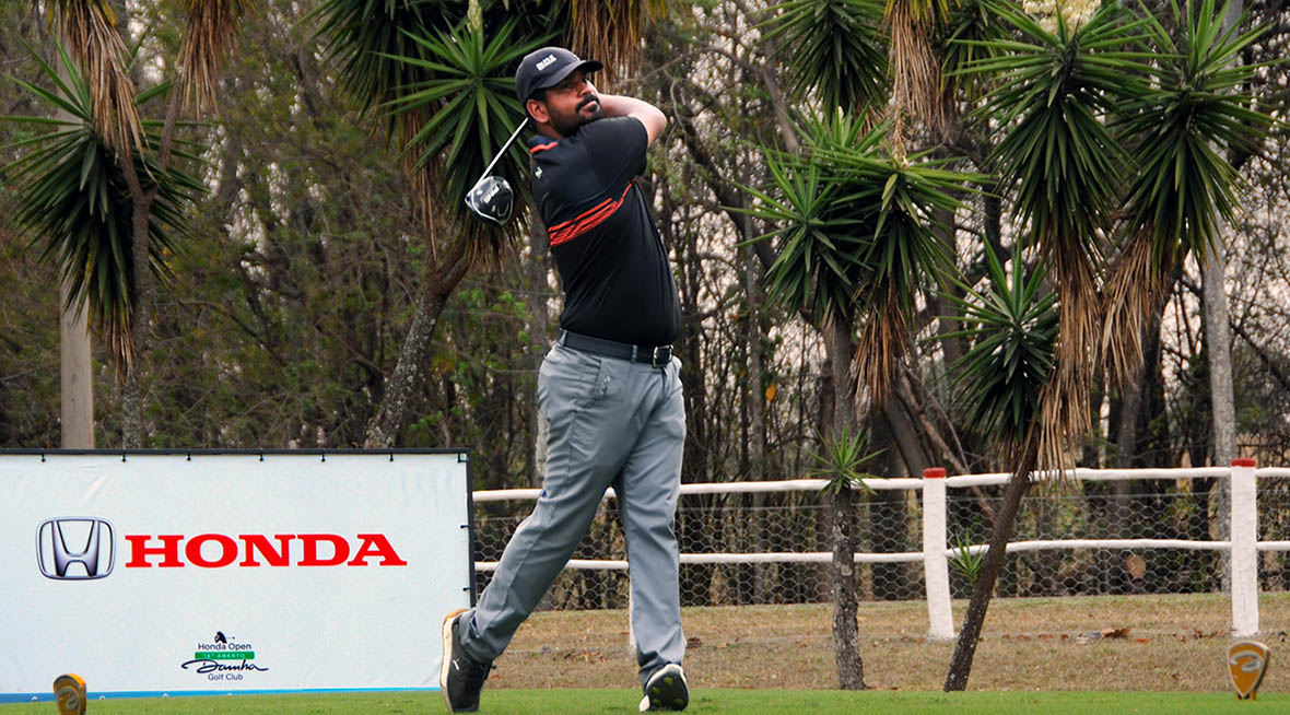 Herik Machado, líder por oito tacadas em São Carlos. Abaixo, Andrey Xavier, show de , Sofia Menga e Alexa Alonso. Fotos: Thais Pastor/F2 Assessoria