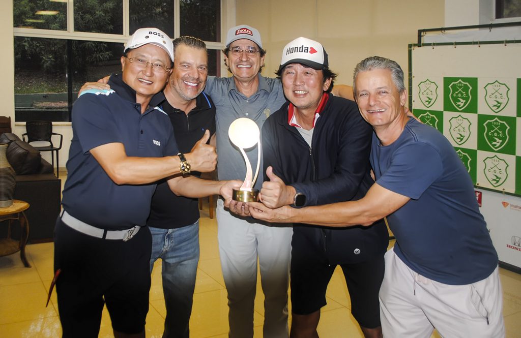 Ademiz Mazon (centro) premia a equipe campeã formada por Denis, Dieter, Mizikami e Oliveira