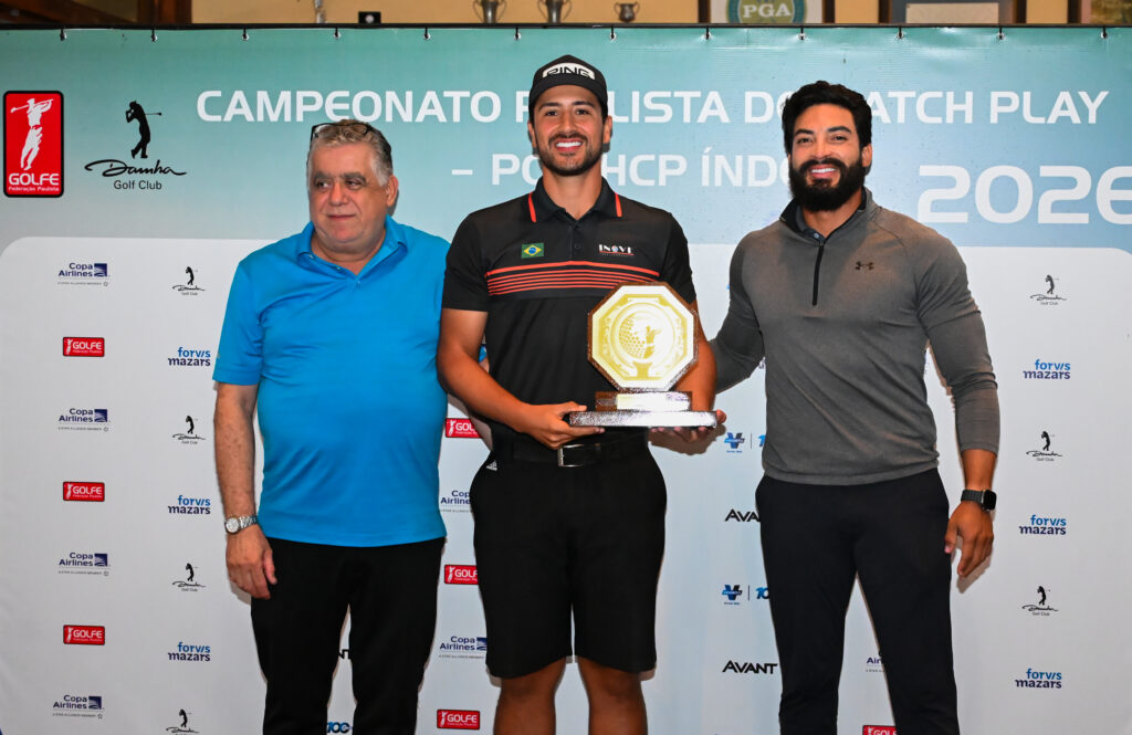 Mathues recebe o troféu de campeão da categoria mais baixa de handicaps do Matck Play de SP, de 2026. Fotos: Thais Pastor/F2 Assessoria